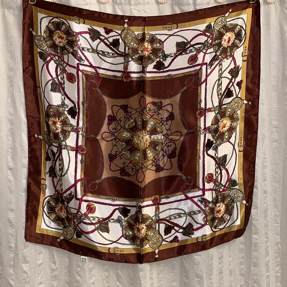 Stunner! Stunning! Spun polyester that is equal to silk! - Picture 3 of 8